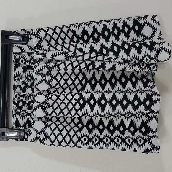 B tween black and white patterned skorts - Picture 2 of 7